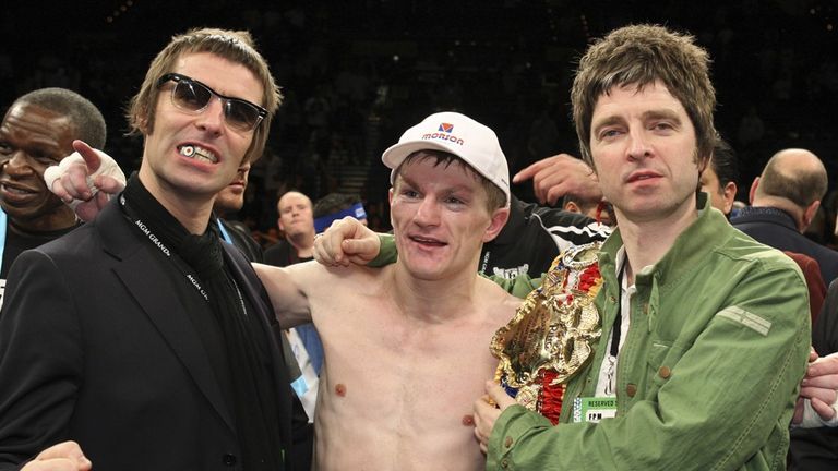Ricky Hatton se připojili Liam a Noel Gallagher po svém boji proti Paulie Malignaggi z roku 2008. Pic: Reuters