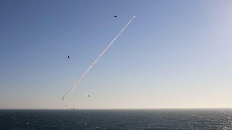 Rusko zahájí během strategického cvičení Zapadu Hypersonic raketu na cíl. Pic: Reuters