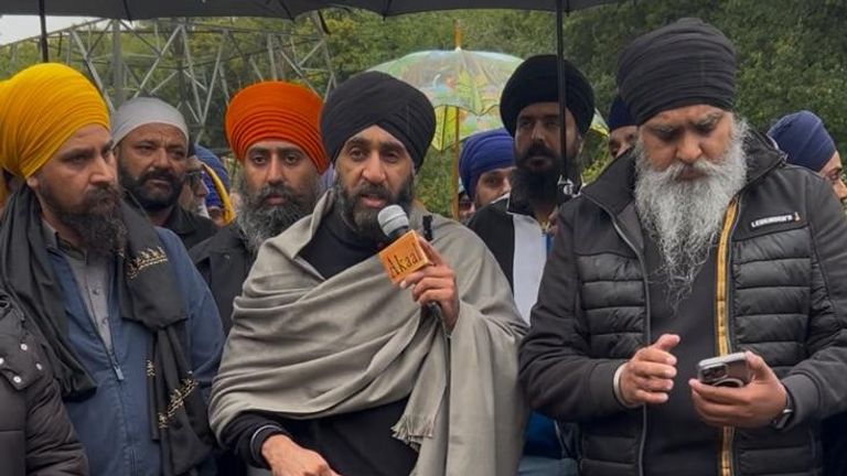 Jas Singh oslovuje dav