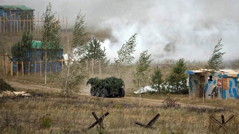 Tréninkovým terénem projíždí zemní dron. Pic: Ap