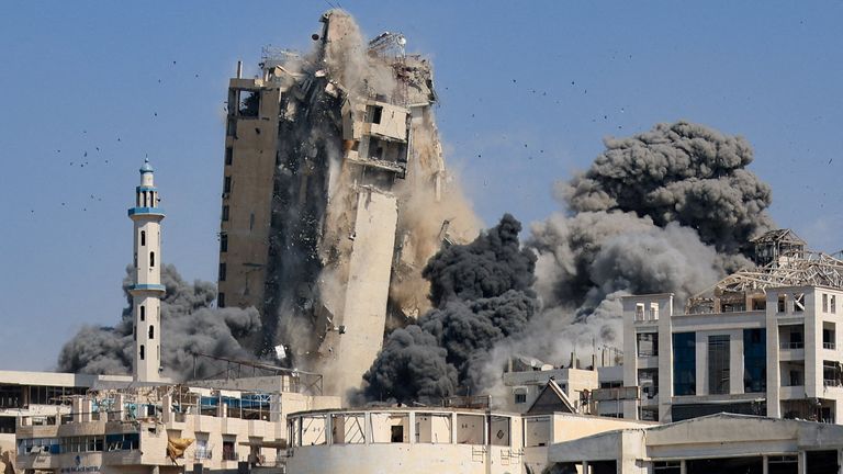 Izraelská letecká stávka zasáhla evakuovanou rezidenční věž Al-Ghefari ve městě Gazy. Pic: Reuters