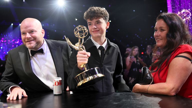 Owen Cooper s rodiči Andy a Noreen Cooper. PIC: Invision /Ap