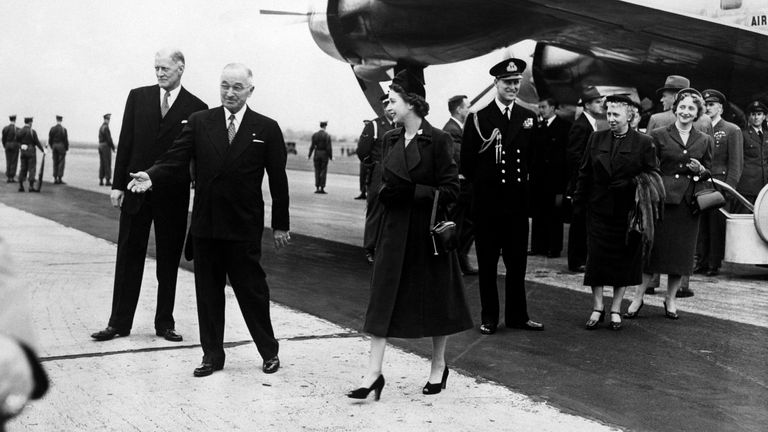 Princezna Elizabeth a vévoda z Edinburghu přivítá Harry Truman ve Washingtonu DC v roce 1951. Obrázek: PA