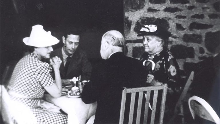 Král George VI s Sarou D. Roosevelt a guvernérem New Yorku Herbert Lehman, který jedí v Hyde Parku. Obrázek: Franklin D. Roosevelt Library