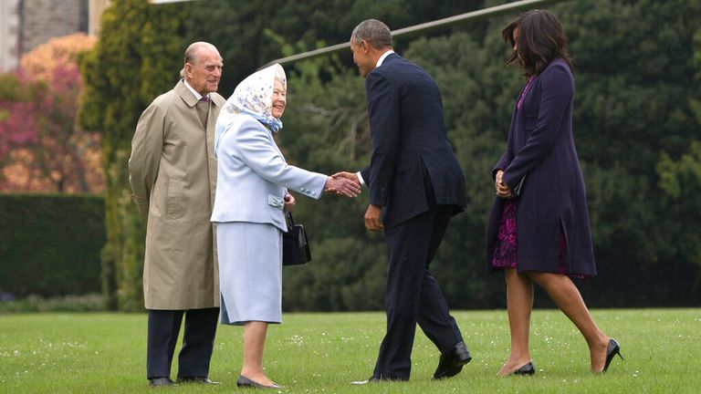 Královna pozdraví Baracka Obamy během jeho poslední britské návštěvy v listopadu 2016. Obrázek: AP