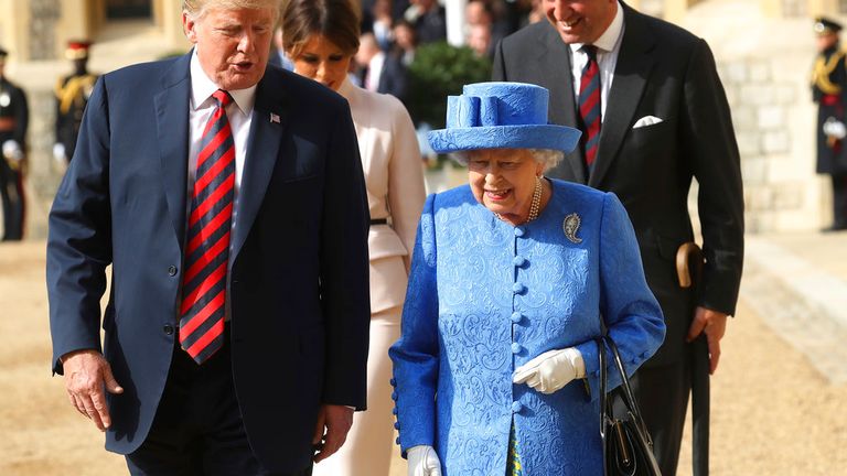 Donald Trump a královna v červenci 2018. Obrázek: AP