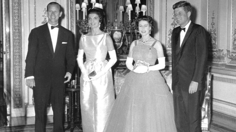 Královna představuje s Johnem a Jackie Kennedym v červnu 1961. Obrázek: AP