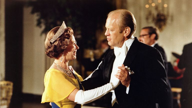 Gerald Ford tančí s královnou ve Washingtonu. Pic: Rex