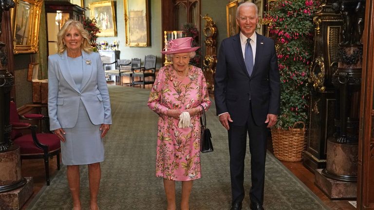 Královna s Joe a Dr. Jill Biden na hradu Windsor v roce 2021. Obrázek: PA