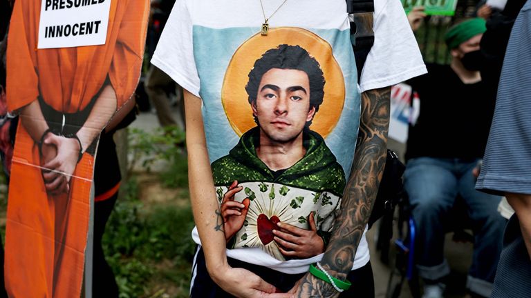Příznivci Mangione se shromáždili mimo slyšení. Pic: Reuters