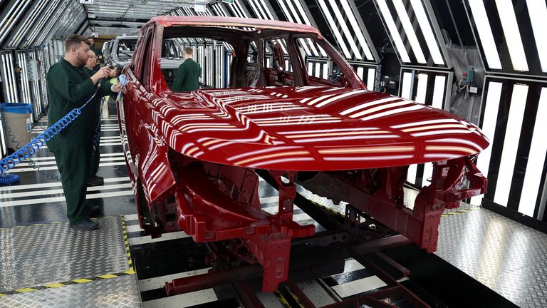 Dodavatelský řetězec JLR zahrnuje vše od komponent po malování. Pic: Reuters