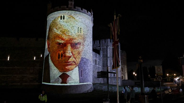 Trumpův mugshot byl také rozzářen na hrad. Pic: Reuters