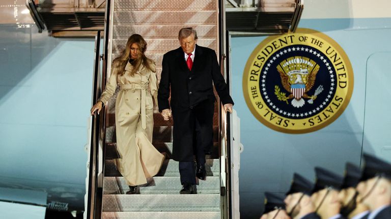 Trump a první dáma Melania Trump vystoupí letectva. Pic: Reuters