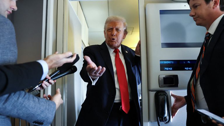 Prezident hovoří s reportéry na cestě. Pic: Reuters