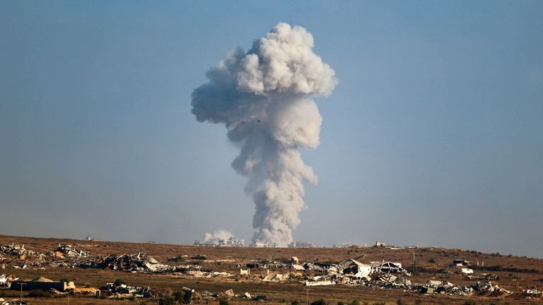 Po explozi stoupá kouř z Gazy, jak je vidět z Izraele. Pic: Reuters