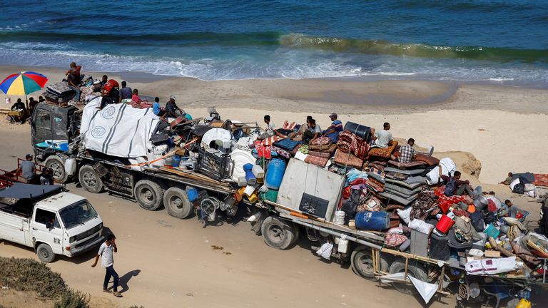 Vysídlené Palestinci utíkají ze severní Gazy, když se nová ofenzivní eskaluje. Pic: Reuters