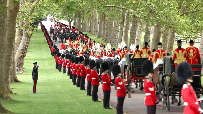 Průvod tažený koňmi se vydává směrem k hradu Windsor. Pic: Reuters
