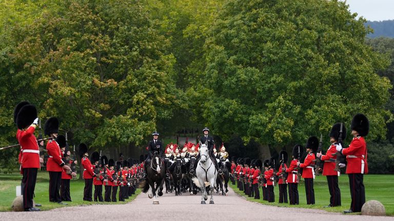 Průvod kočárku dorazí na hrad Windsor. Pic: Andrew Matthews/PA