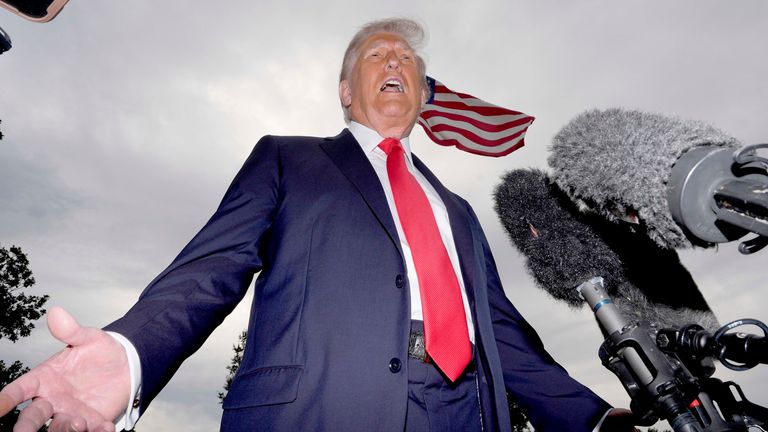 Trump hovořil s reportéry z Bílého domu v úterý, než vyrazil. Pic: Ap