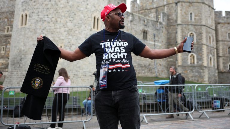 Před přehlídkou stál zastánce Trumpa před hradem Windsor