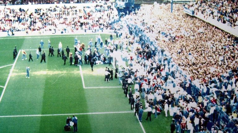 Stojany se začaly přeplněné poté, co byla brána otevřena, aby propustila fanoušky Liverpoolu