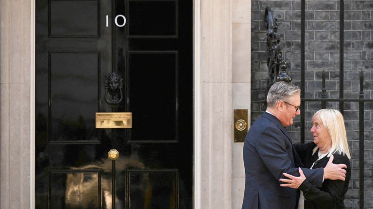 Keir Starmer se setká s Margaret Aspinall mimo č. 10. Obrázek: Reuters