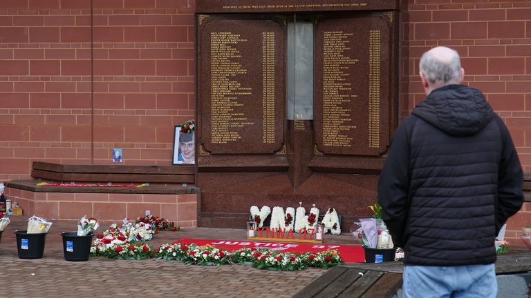 Pocty, které opustil památník Hillsborough v Anfieldu. Pic: Pa