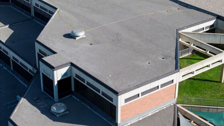 Pohled dronů ukazuje hlášené umístění střelce na střeše. Pic: Reuters