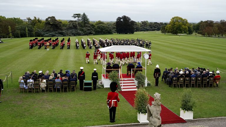 Král a prezident Trump na vojenském obřadu na hradu Windsor, ale veřejnost nebyla pozvána. Pic: Reuters