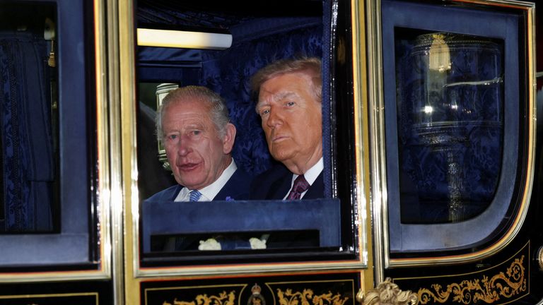Král a Donald Trump sedí v kočáru během průvodu přes hrad Windsor. Pic: Reuters