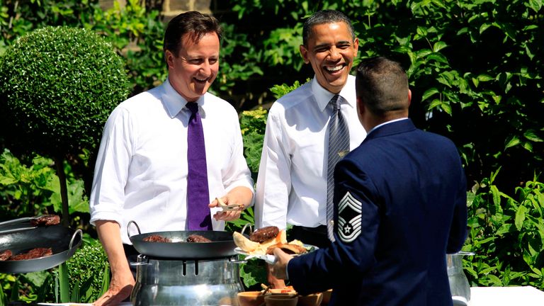 Cameron a Obama podávají jídlo na grilování v zahradě 10 Downing Street. Pic: Reuters