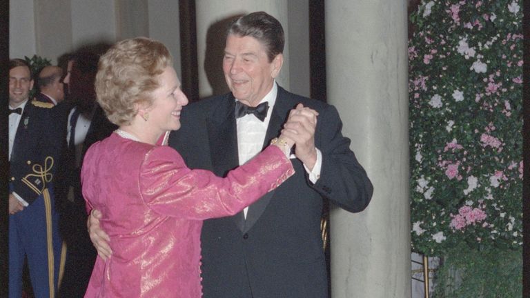 Thatcher a Reagan se stali pevnými přáteli. Pic: Reuters