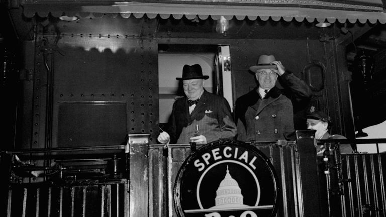 Churchill a Truman chytí vlak z Washingtonu v roce 1946. Obrázek: AP