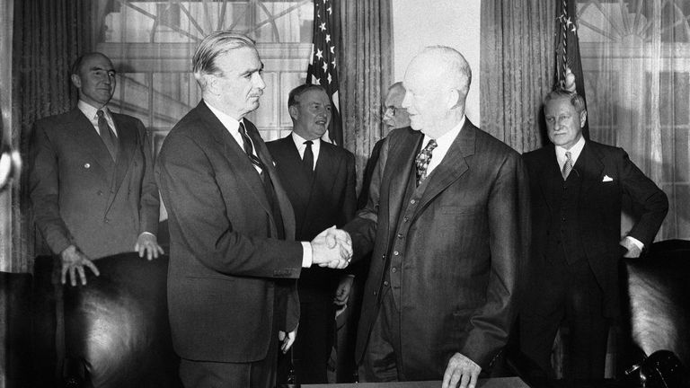 Eden a Eisenhower potřásají ruce na závěr jejich třídenní konference v roce 1956. Obrázek: AP
