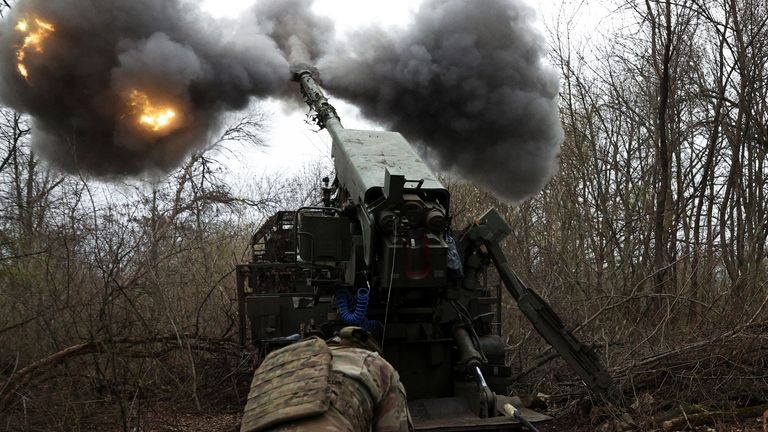 Ukrajinský střelec na obranné linii Pokrovska vystřelí s houfníkem na ruské síly. Pic: Reuters