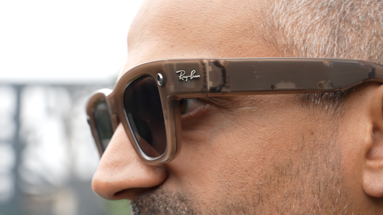 Pan Brahmbhatt ve svém páru displejů Meta Ray-Ban