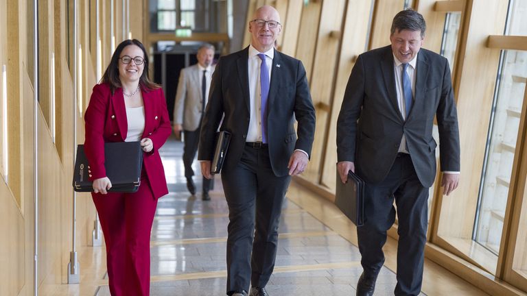 Zástupkyně první ministryně Kate Forbes, první ministryně John Swinney a pan Hepburn. Pic: Pa