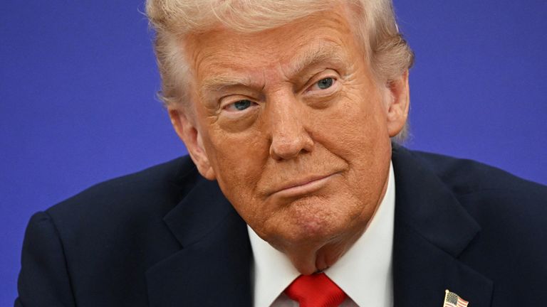 Pan Trump, v současné době na státní návštěvě ve Velké Británii, přivítal tento krok. (Obrázek: Reuters)