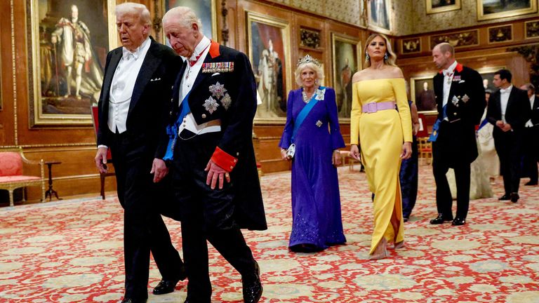 Donald Trump a král míří na státní banket, následovanou královnou, Melania Trump a princ z Walesu. Pic: Reuters