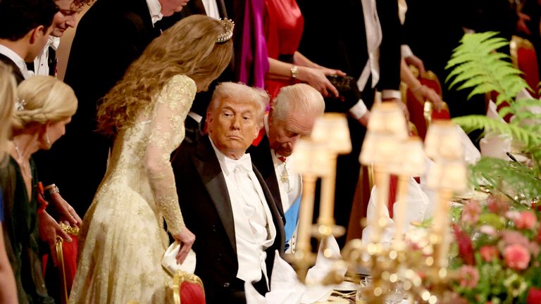 Donald Trump mluví s princeznou z Walesu na státní banketu. Pic: Ap