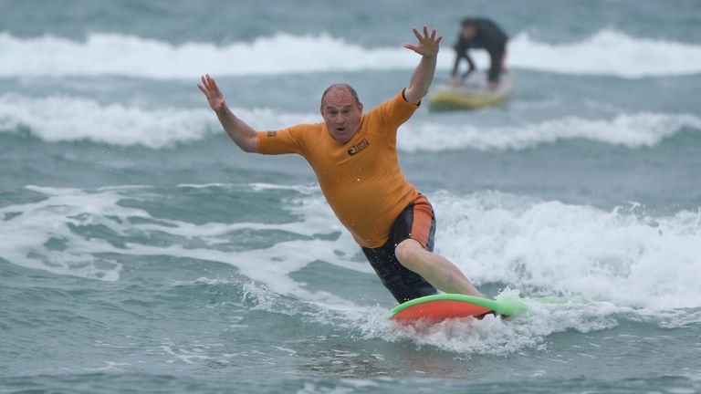 Během volební kampaně Sir Ed surfuje v Cornwallu. Pic: Pa