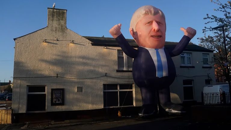 Členové obchodní komunity Hartlepoolu postavili v roce 2021 nafukovací model Boris Johnson 30 stop v roce 2021. Pic: PA.