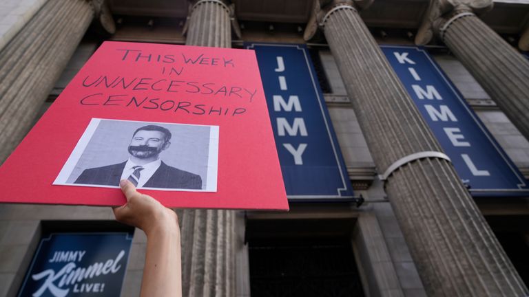 Demonstrace proti jeho pozastavení se objevily. Pic: Ap