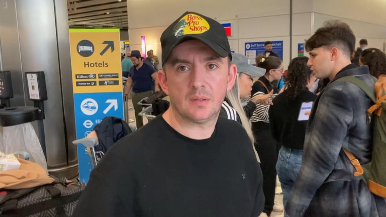 Sam byl v Heathrow sedm hodin po zrušení let jeho přítelkyně do Rio