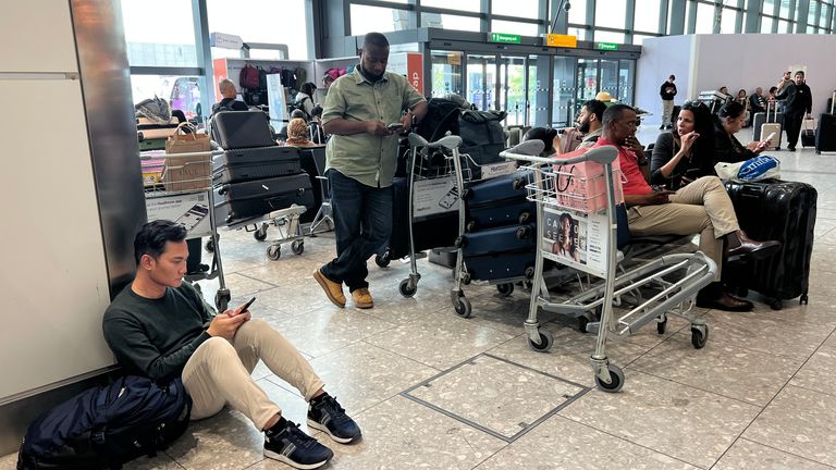 Cestující čekají na novinky v Heathrow Terminal 4. Obrázek: PA