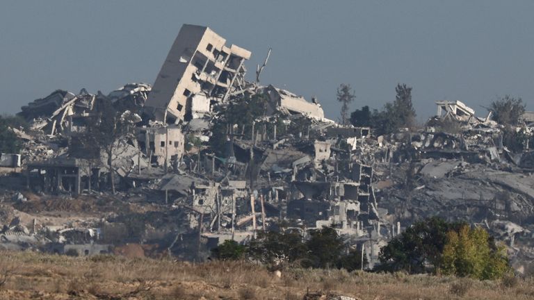 Zničily budovy v Gaze, jak je vidět z izraelské strany hranice. Pic: Reuters