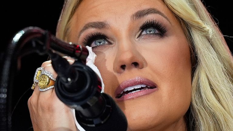 Erika Kirk jí během její řeči otře z očí. Pic: Ap