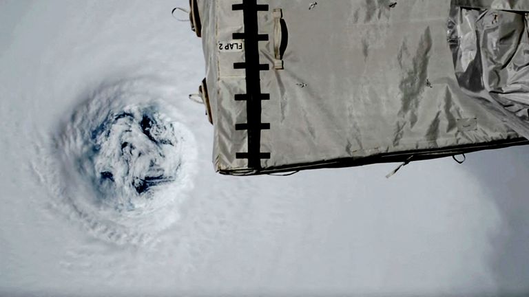 Mezinárodní vesmírná stanice letí přes oko Typhoon Ragasy. Pic: NASA/Reuters