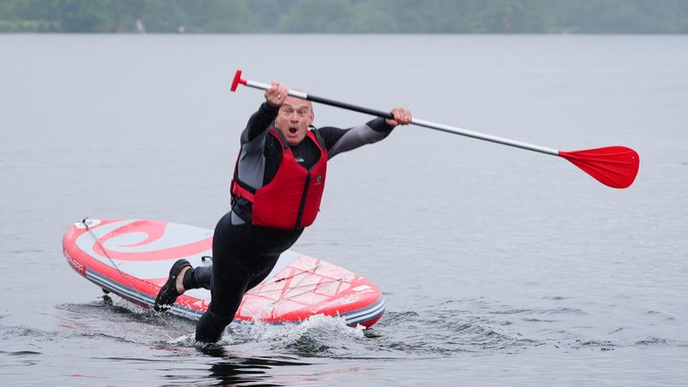 Sir Ed Davey spadne do vody, zatímco paddleboarding během kampaně všeobecné volební kampaň v roce 2024. Obrázek: PA