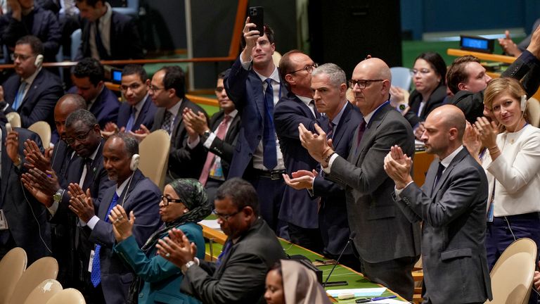 Delegáti tleskají poté, co Emmanuel Macron oznámil Francie uznání státu Palestiny. Pic: Ap
